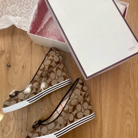 Authentic Coach wedge shoes sz 10 in excellent used conditions. - Picture 6 of 10